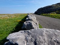 DSCF6325  Die Straßen sind immer umsäumt von Steinen